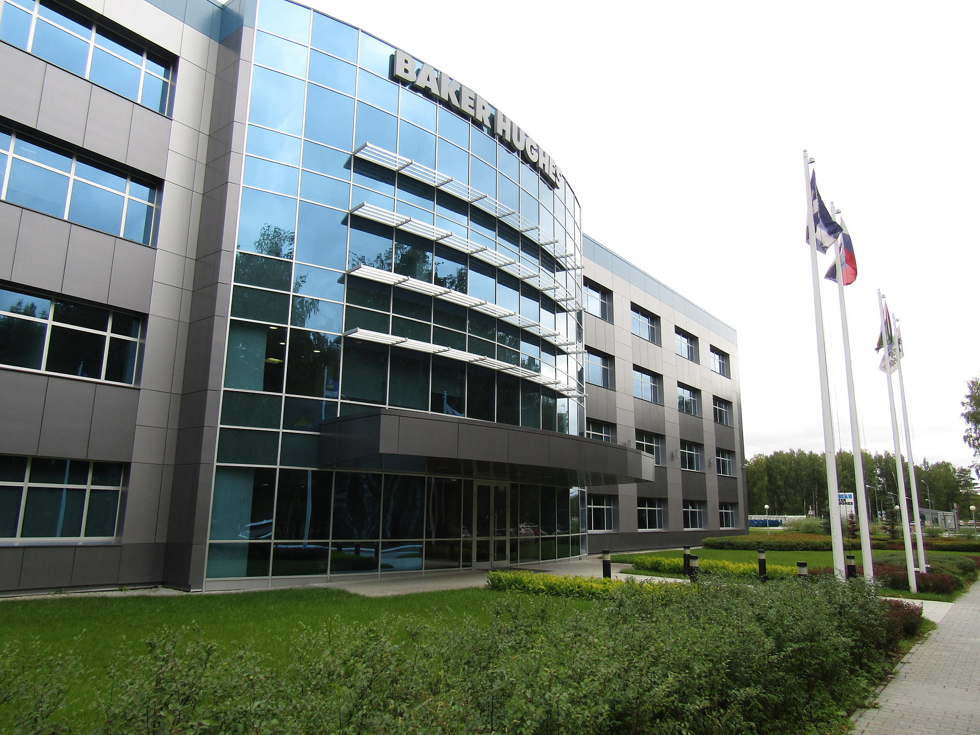Фасад здания с вывеской Baker Hughes